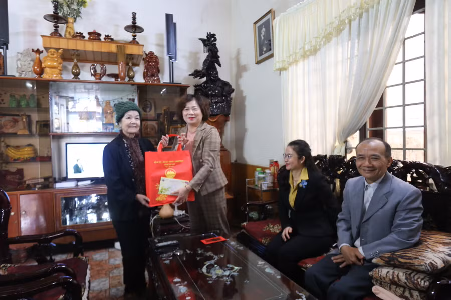 Đồng chí Phạm Thị Tố Hải (thứ 2 từ trái qua) đến thăm và chúc Tết bà Nay Lan. Ảnh: Văn Ngọc