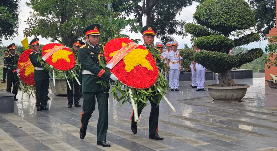 Nghi thức dâng hoa tại lễ viếng. Ảnh: Ngọc Duy