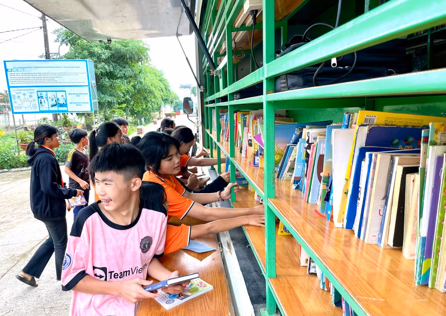 Các em thiếu nhi ở Trung tâm đọc sách tự chọn tại chương trình. Ảnh: Lam Nguyên