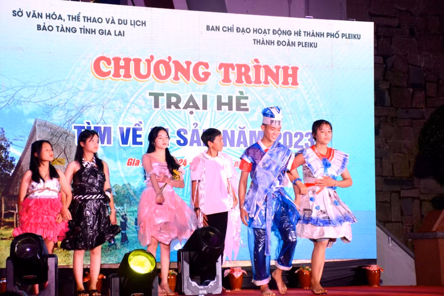 Phần trình diễn trang phục từ vật liệu tái chế mang lại không khí hết sức sôi nổi trong đêm khai mạc. Ảnh: Lam Nguyên