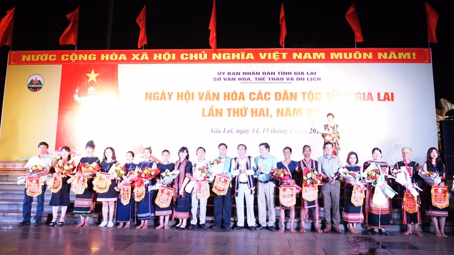 Lãnh đạo tỉnh tặng hoa, cờ lưu niệm cho 17 đoàn nghệ nhân tham gia ngày hội. Ảnh: Lam Nguyên Lãnh đạo tỉnh tặng hoa, cờ lưu niệm cho 17 đoàn nghệ nhân tham gia ngày hội. Ảnh: Lam Nguyên