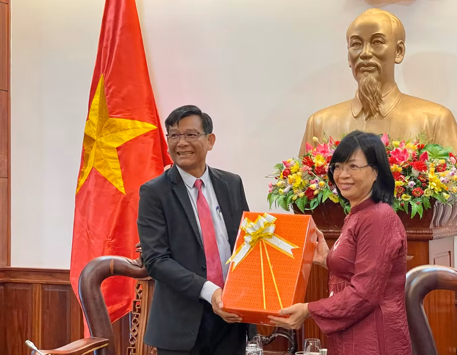 Ngài Dum Phen-Phó Tỉnh trưởng tỉnh Stung Treng (bìa trái) tặng quà và chúc Tết lãnh đạo UBND tỉnh Gia Lai. Ảnh: Lam Nguyên