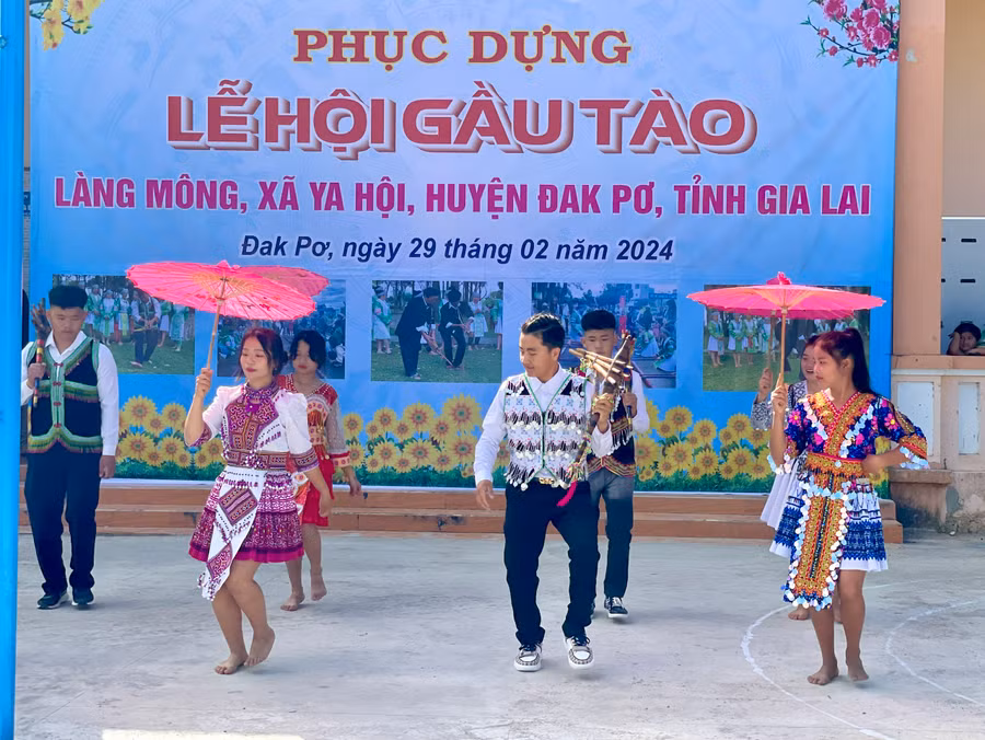 Các chàng trai, cô gái Mông trình diễn một tiết mục hát múa tại lễ hội. Ảnh: Lam Nguyên