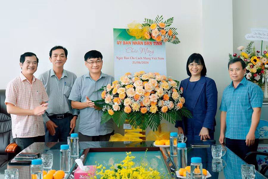 Phó Chủ tịch phụ trách UBND tỉnh Gia Lai Nguyễn Thị Thanh Lịch chúc mừng cán bộ, viên chức, người lao động Báo Gia Lai nhân kỷ niệm 99 năm Ngày Báo chí cách mạng Việt Nam. Ảnh: Đức Thụy