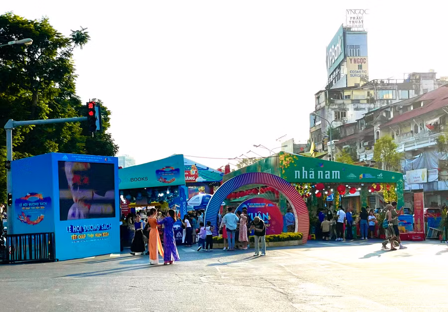 Lễ hội đường sách Tết tại TP. Hồ Chí Minh đã tạo dựng một không gian văn hóa đầy sức hút. Ảnh: Lam Nguyên Lễ hội đường sách Tết tại TP. Hồ Chí Minh đã tạo dựng một không gian văn hóa đầy sức hút. Ảnh: Lam Nguyên