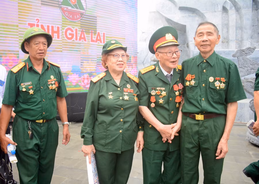 Ông Thái Diệp (bìa phải) vui mừng trong cuộc hội ngộ cùng đồng đội xưa. Ảnh: Lam Nguyên