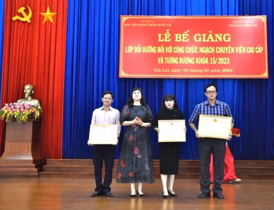 Các học viên có thành tích cao trong học tập được tặng giấy khen của Giám đốc Học viện Hành chính Quốc gia. Ảnh: Lam Nguyên Các học viên có thành tích cao trong học tập được tặng giấy khen của Giám đốc Học viện Hành chính Quốc gia. Ảnh: Lam Nguyên