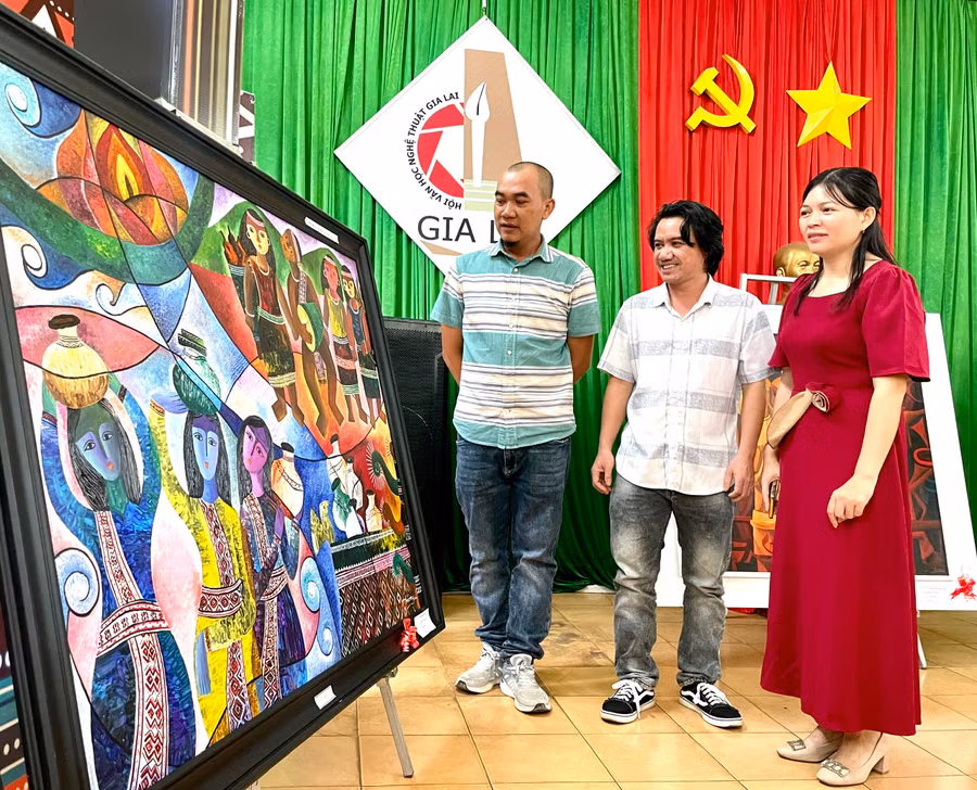 Khách mời tham quan các tác phẩm đạt giải được trưng bày tại lễ tổng kết, trao giải cuộc thi Mỹ thuật tỉnh Gia Lai năm 2024. Ảnh: Lam Nguyên