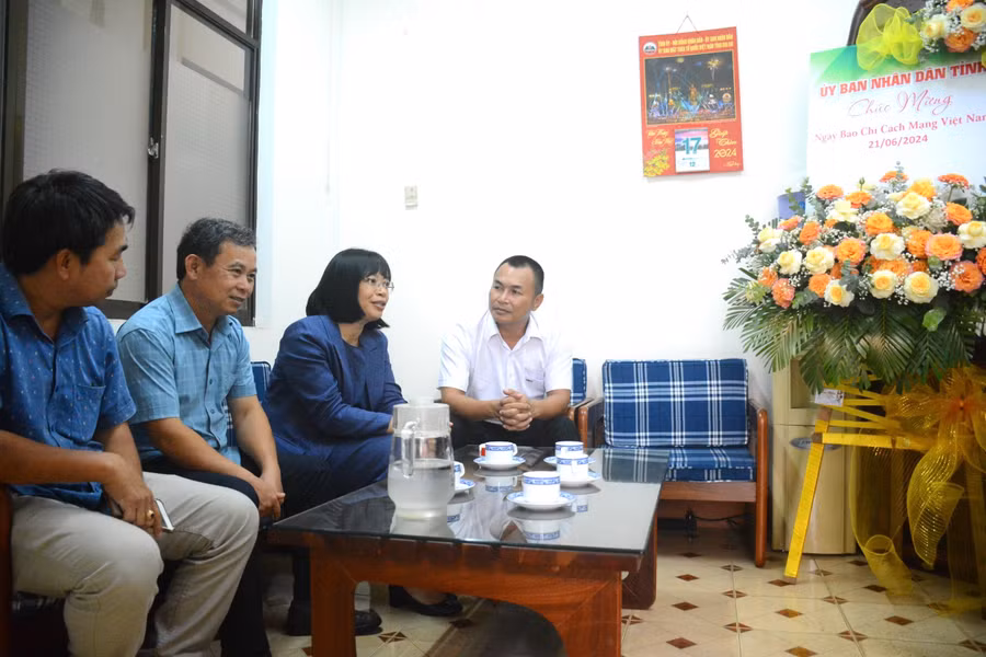 Phó Chủ tịch phụ trách UBND tỉnh Gia Lai Nguyễn Thị Thanh Lịch thăm, chúc mừng các phóng viên phụ trách văn phòng VTV5 và VTV8-Đài Truyền hình Việt Nam. Ảnh: Lam Nguyên