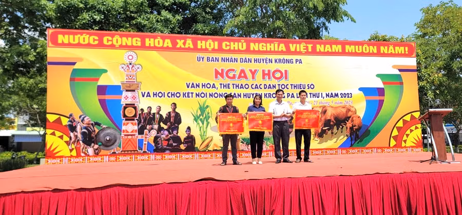 Ban Tổ chức trao giải nhất, nhì, ba toàn đoàn cho các đơn vị. Ảnh: Lam Nguyên