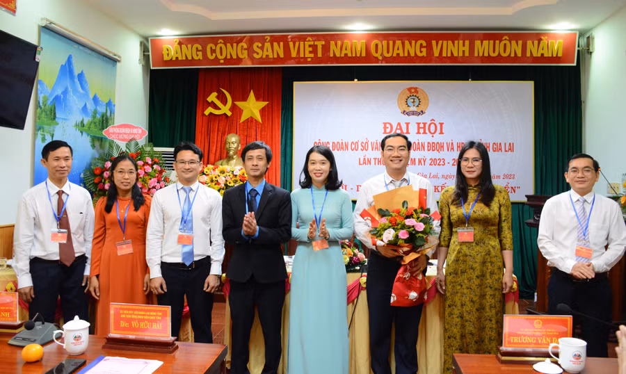 Chủ tịch Công đoàn Viên chức tỉnh Võ Hữu Hải (thứ 4 từ trái sang) chúc mừng Ban Chấp hành CĐCS nhiệm kỳ 2023-2028. Ảnh: Lam Nguyên Chủ tịch Công đoàn Viên chức tỉnh Võ Hữu Hải (thứ 4 từ trái sang) chúc mừng Ban Chấp hành CĐCS nhiệm kỳ 2023-2028. Ảnh: Lam Nguyên