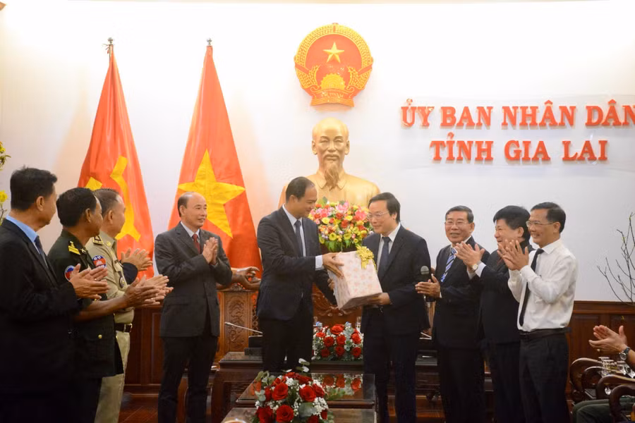 Chủ tịch UBND tỉnh Gia Lai Trương Hải Long (thứ 4 từ phải sang) trân trọng đón nhận tình cảm đoàn cán bộ cấp cao tỉnh Preah Vihear trao tặng. Ảnh: Lam Nguyên