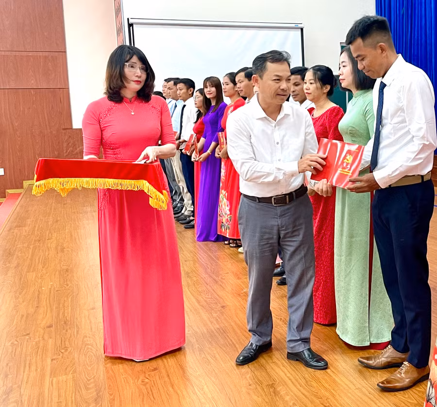 Phó Trưởng ban Tuyên giáo Tỉnh ủy Võ Hoàng Bình trao bằng tốt nghiệp cho học viên. Ảnh: Lam Nguyên