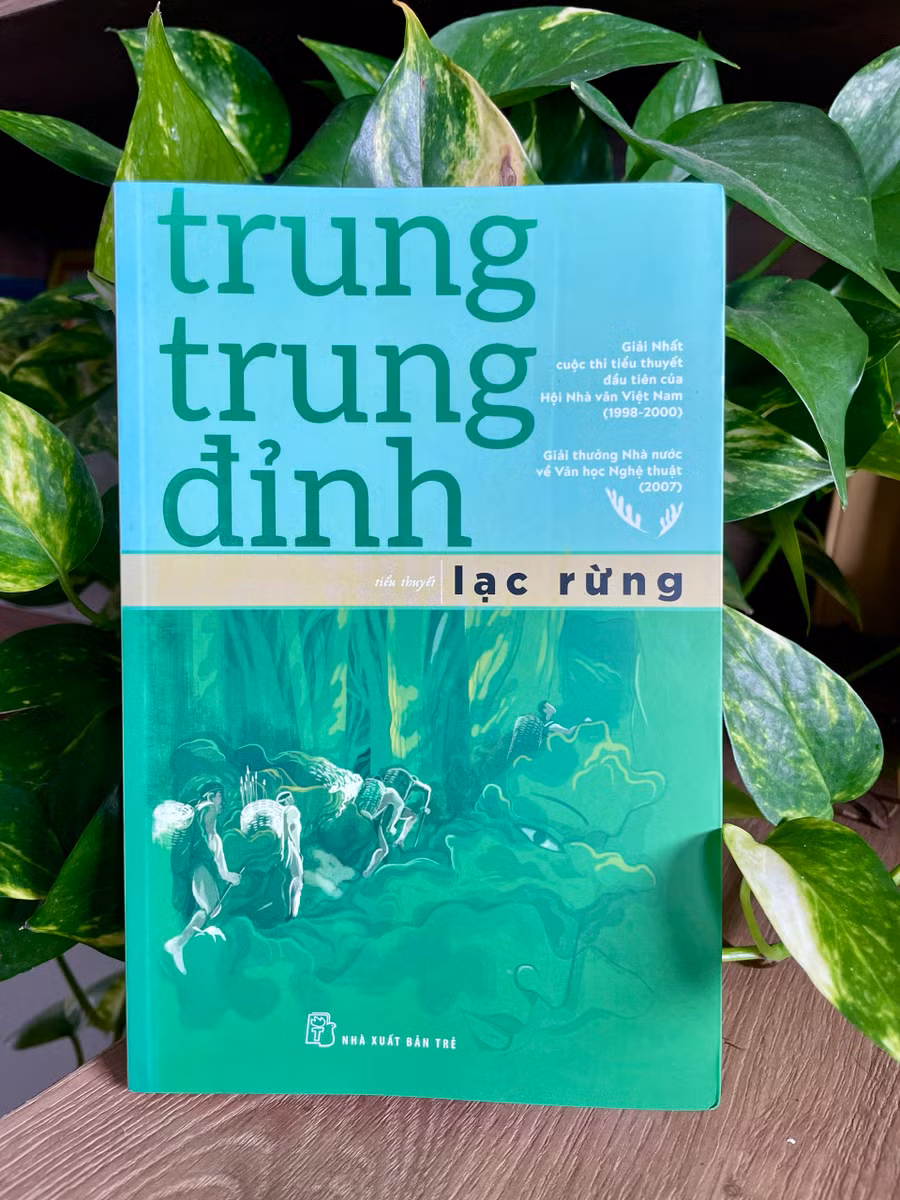 Tiểu thuyết "Lạc rừng" của nhà văn Trung Trung Đỉnh. Ảnh: Lam Nguyên