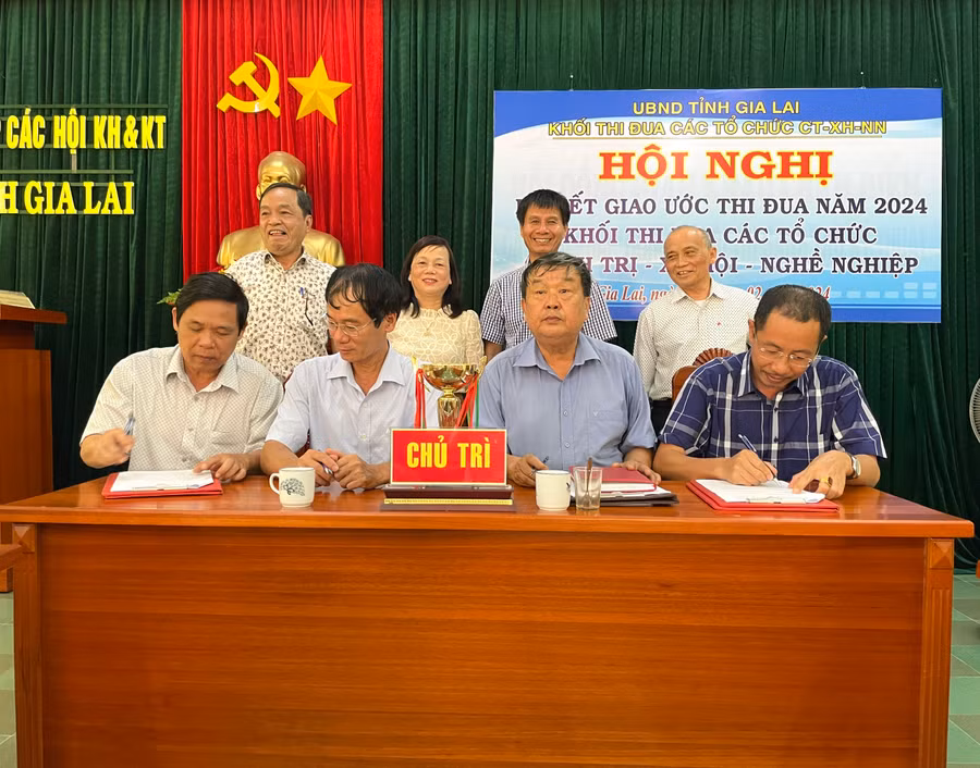 Các đơn vị thành viên Khối thi đua các tổ chức chính trị-xã hội-nghề nghiệp tỉnh Gia Lai ký kết giao ước thi đua. Ảnh: Lam Nguyên