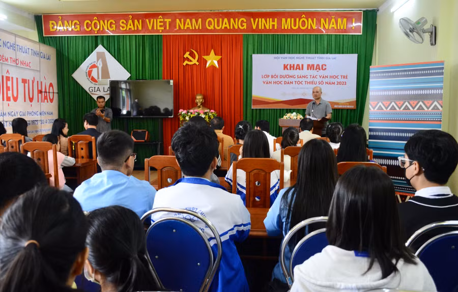 Quang cảnh lễ khai mạc lớp bồi dưỡng sáng tác. Ảnh: Lam Nguyên