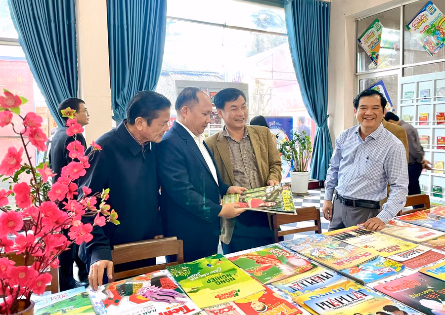 Phó Bí thư Tỉnh ủy Rah Lan Chung đọc ấn phẩm Gia Lai Xuân Giáp Thìn tại Hội báo. Ảnh: Lam Nguyên