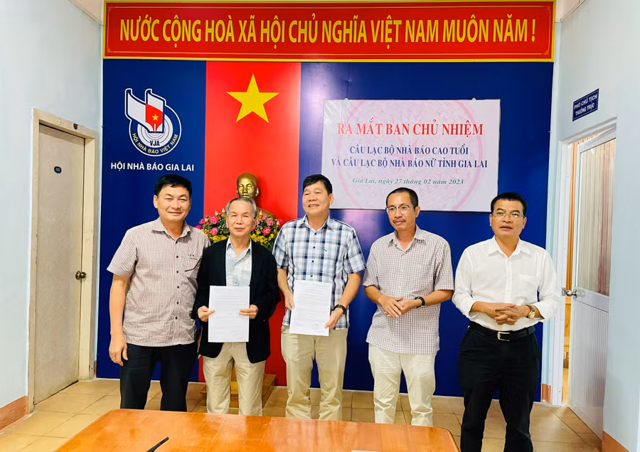 Ra mắt Ban chủ nhiệm CLB Nhà báo cao tuổi. Ảnh: Lam Nguyên