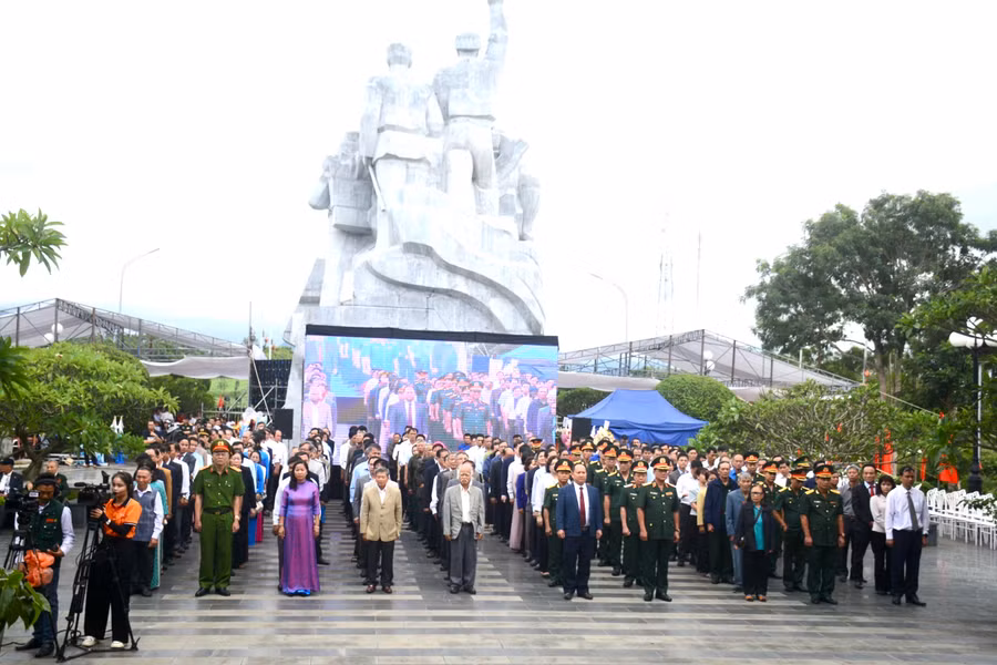 Khoảng 500 đại biểu đã về tham dự lễ kỷ niệm 70 năm chiến thắng Đak Pơ. Ảnh: Lam Nguyên