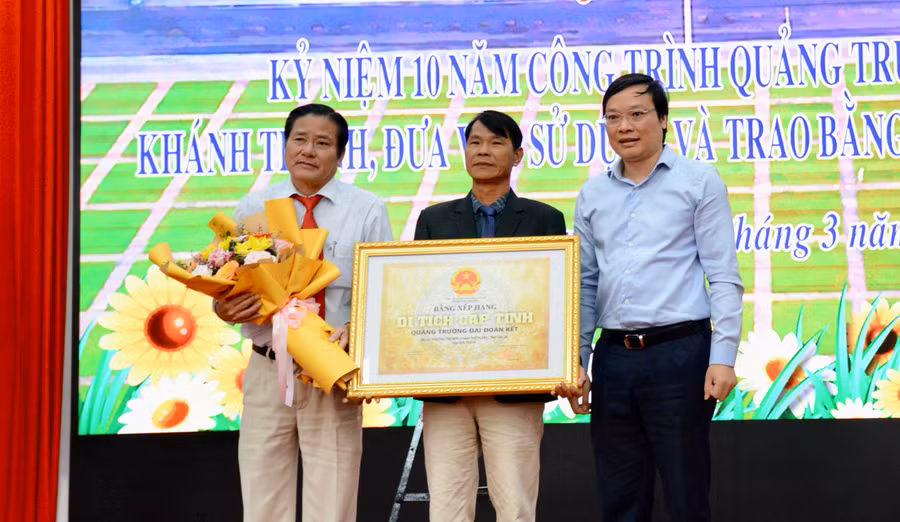 Chủ tịch UBND tỉnh Trương Hải Long (bìa phải) trao Bằng xếp hạng di tích cấp tỉnh. Ảnh: Lam Nguyên