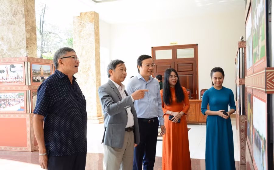 Các đại biểu đã tham quan triển lãm “Quảng trường Đại Đoàn Kết-10 năm, một chặng đường”. Ảnh: Lam Nguyên