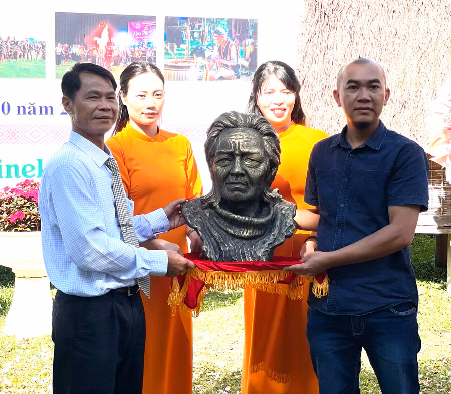 Ông Lê Thanh Tuấn-Giám đốc Bảo tàng tỉnh tiếp nhận tượng chân dung cố họa sĩ Xu Man do nhà điêu khắc Nguyễn Vinh hiến tặng. Ảnh: Lam Nguyên