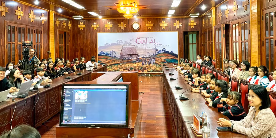 50 học sinh đến từ các trường tiểu học, THCS trên địa bàn tỉnh hào hứng tham gia chương trình. Ảnh: Lam Nguyên