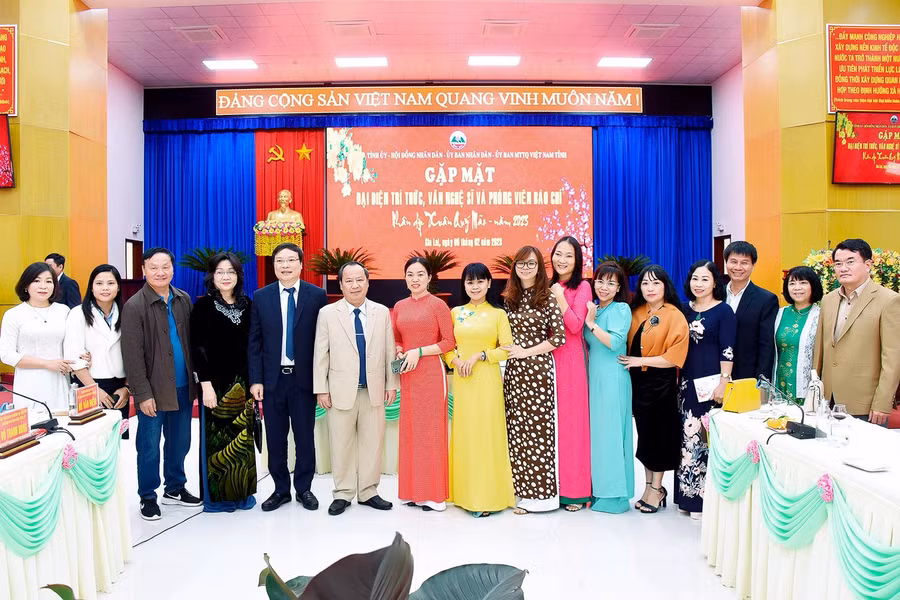 Lãnh đạo tỉnh chụp ảnh lưu niệm cùng đại diện trí thức, văn nghệ sĩ và đội ngũ người làm báo tại buổi gặp mặt. Ảnh: Đức Thụy