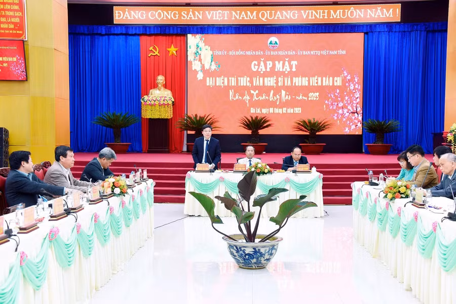 Các đồng chí lãnh đạo tỉnh chủ trì cuộc gặp mặt. Ảnh: Đức Thụy