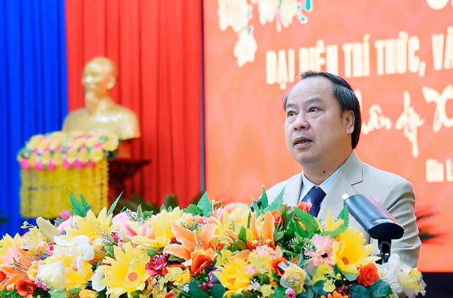 Phó Bí thư Thường trực Tỉnh ủy Châu Ngọc Tuấn đánh giá cao sự cống hiến của đội ngũ trí thức, văn nghệ sĩ, người làm báo trong phát triển kinh tế-xã hội của tỉnh. Ảnh: Đức Thụy
