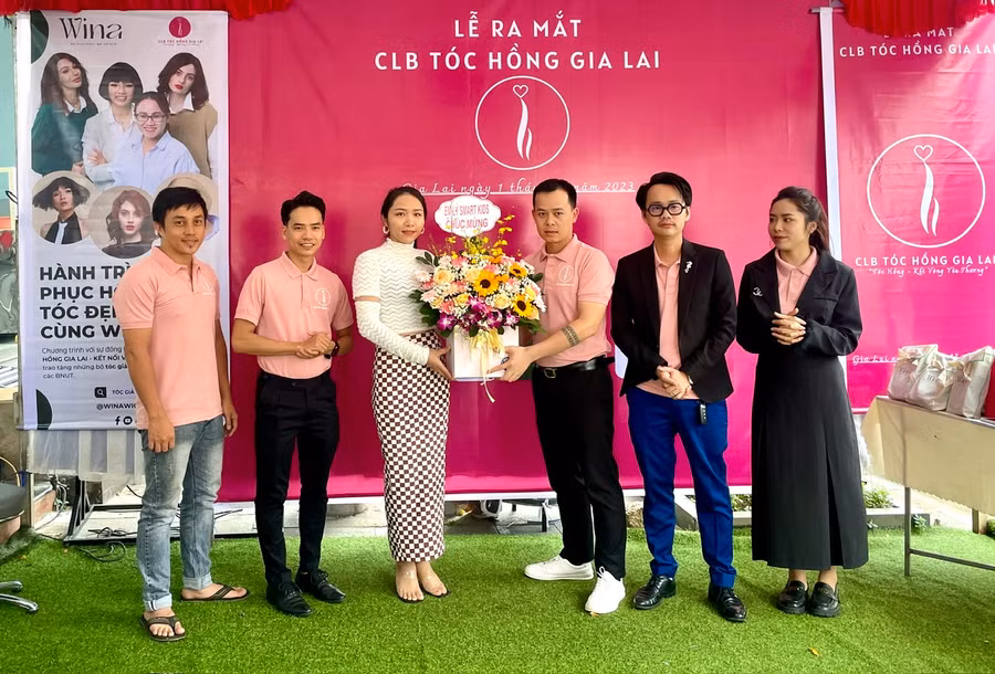Các thành viên Ban Chủ nhiệm CLB tại lễ ra mắt. Ảnh: Lam Nguyên