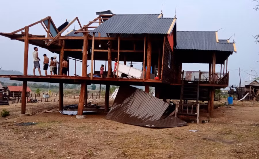 Căn nhà sàn của người dân tại xã Chơ Long bị gió giật tốc mái vào chiều 14-4. Ảnh: Lê Nam