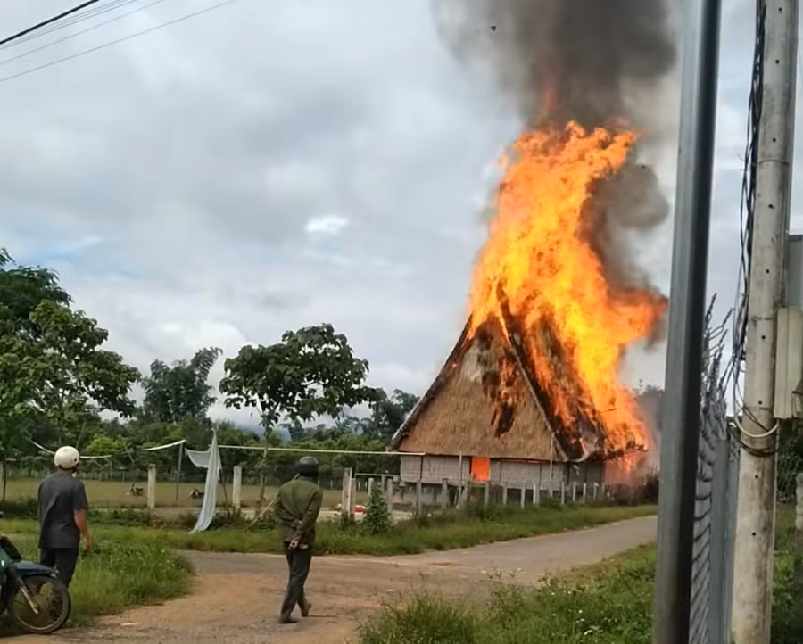Ngọn lửa bùng lên dữ dội đã thiêu rụi nhà rông làng Kon Băh. Ảnh: Na Alee