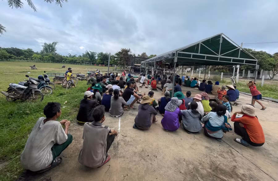 Người làng Kon Băh tập trung đông đủ để họp bàn phương án khắc phục vụ cháy. Ảnh: Văn Ngọc