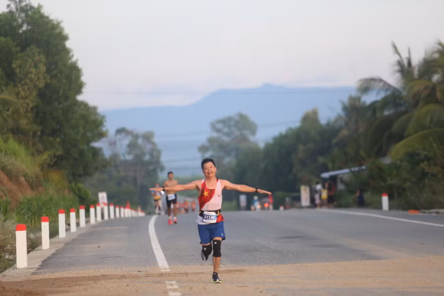 Phó Chủ tịch UBND tỉnh Nguyễn Hữu Quế tham gia giải ở cự ly 21km. Ảnh: Văn Ngọc