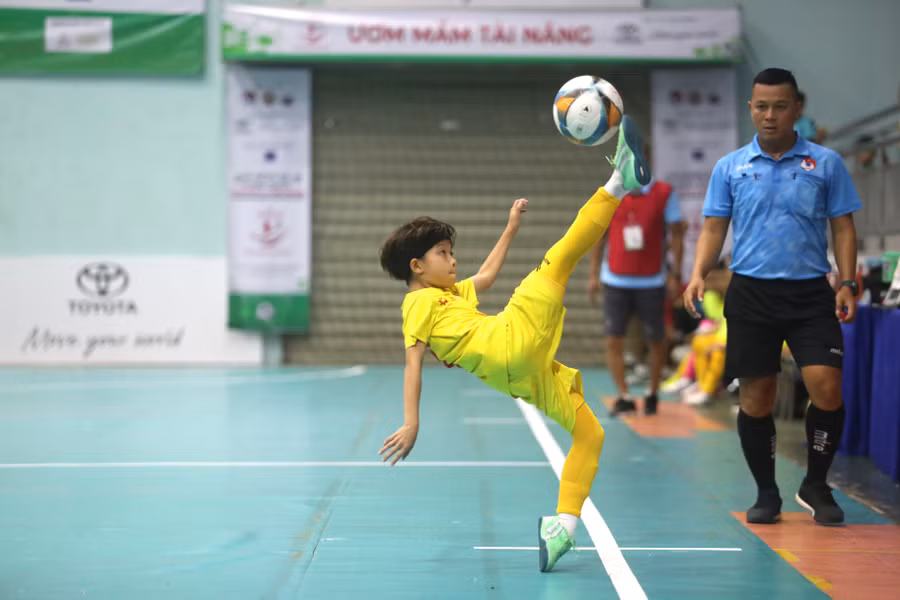 Các cầu thủ U9 Gia Lai đã chơi rất nỗ lực song không thể lật ngược thế cờ. Ảnh: Văn Ngọc