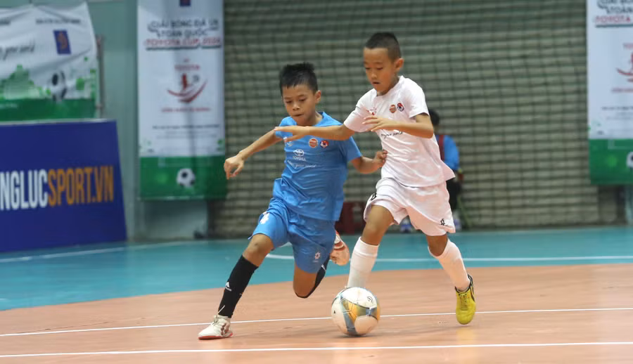 U9 Gia Lai (phải) đã bất lực trước hàng thủ chắc chắn của đối phương. Ảnh: Văn Ngọc