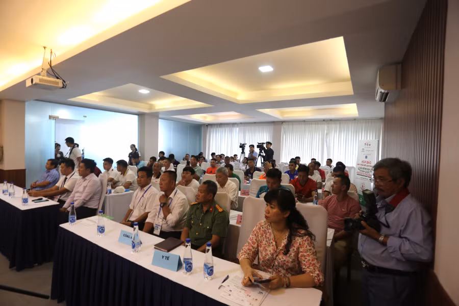 Đông đảo đại biểu tham gia buổi họp báo. Ảnh: Văn Ngọc