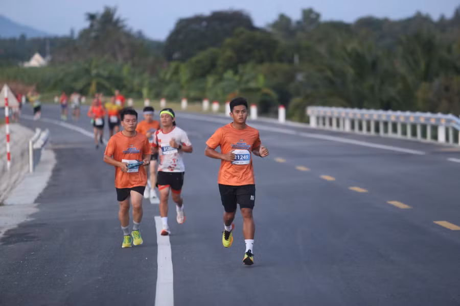 Các VĐV được trải nghiệm cung đường vành đai phía Bắc của thị xã An Khê. Ảnh: Văn Ngọc