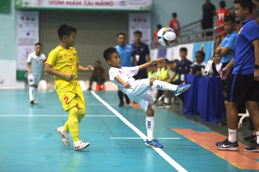 U9 Hà Nội (phải) đã trở thành cựu vương của giải đấu. Ảnh: Văn Ngọc
