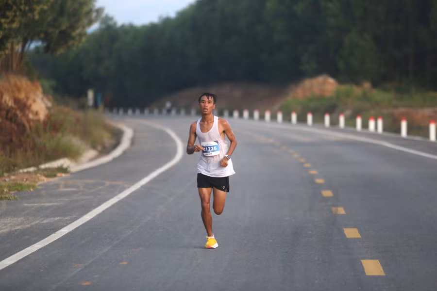 VĐV Trịnh Minh Tâm "một mình một ngựa" ở cự ly 21 km nam. Ảnh: Văn Ngọc
