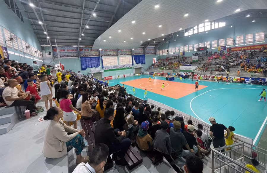 Các khán đài tại Nhà thi đấu thể thao tỉnh sôi động với giải bóng đá trẻ. Ảnh: Văn Ngọc Các khán đài tại Nhà thi đấu thể thao tỉnh sôi động với giải bóng đá trẻ. Ảnh: Văn Ngọc