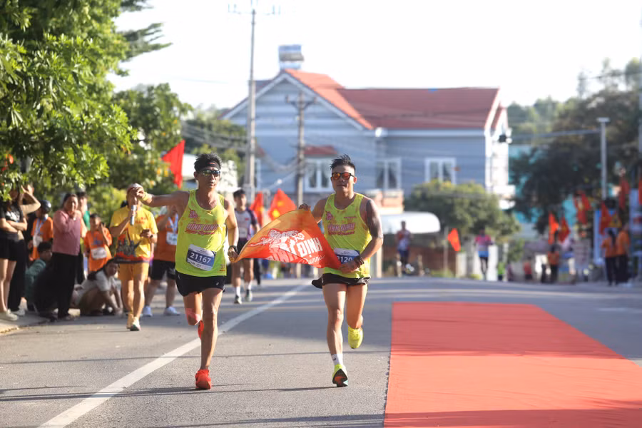 Các VĐV đến từ Bình Định phấn khích khi về đích. Ảnh: Văn Ngọc