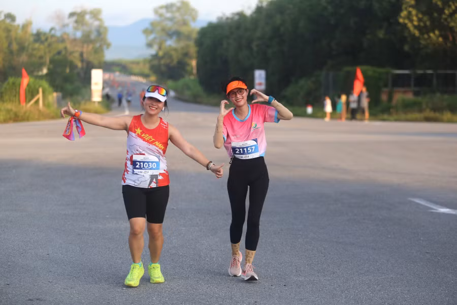 Các nữ runner hào hứng check in trên đường chạy. Ảnh: Văn Ngọc