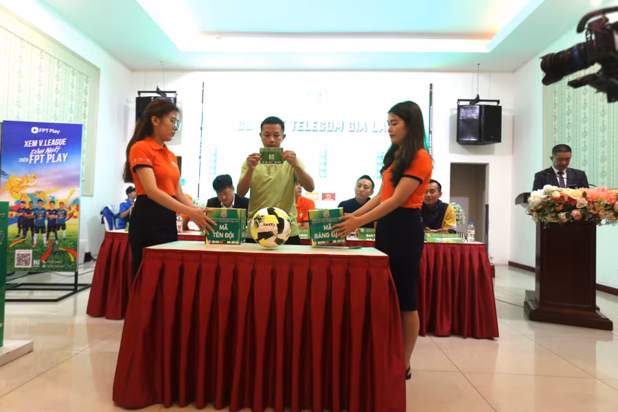 Ban tổ chức đã tiến hành bốc thăm để chia bảng xếp lịch thi đấu. Ảnh: Văn Ngọc