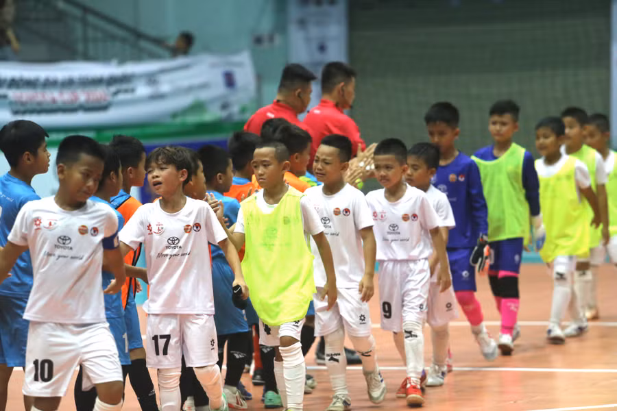 Các cầu thủ U9 Gia Lai đã bật khóc sau khi dừng bước ở vòng bảng. Ảnh: Văn Ngọc