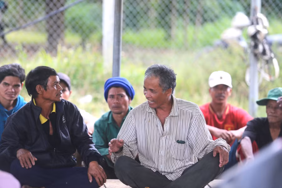 Già Hyưn (phải) thổ lộ nguyện vọng của dân làng muốn xây dựng lại nhà rông. Ảnh: Văn Ngọc
