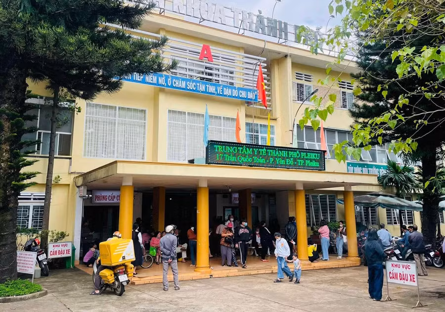 Cháu T. đã được đưa đến khám tại Trung tâm Y tế TP. Pleiku với biểu hiện đau bụng và phát hiện có thai. Ảnh: Anh Tuấn