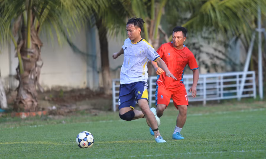 Đội Cảnh sát Giao thông-Trật tự (trái) đã có màn lội ngược dòng ấn tượng. Ảnh: Văn Ngọc