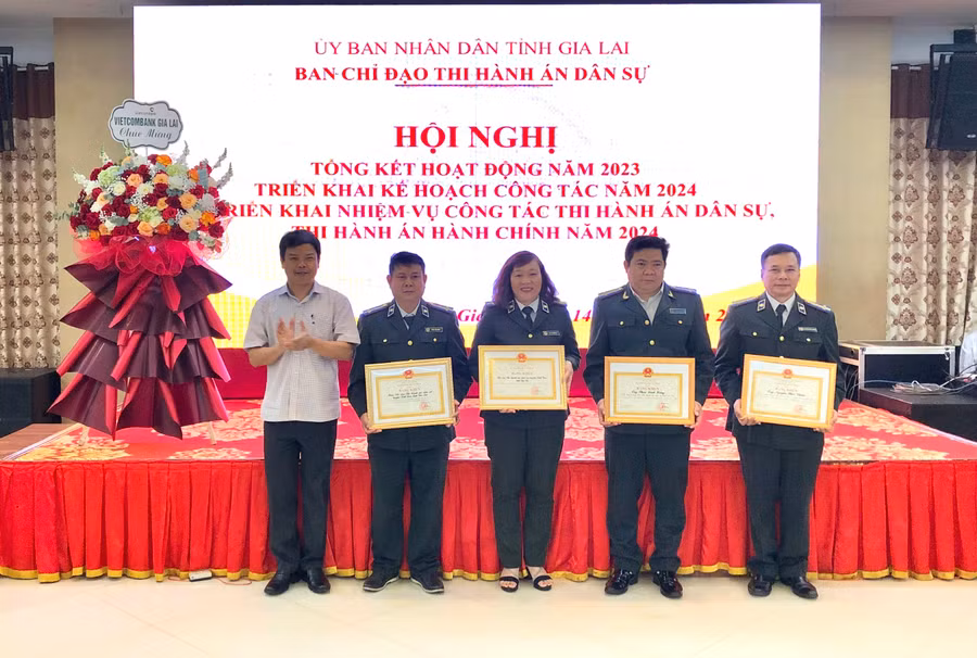 Phó Chủ tịch UBND tỉnh Nguyễn Hữu Quế trao bằng khen của Bộ trưởng Bộ Tư pháp cho các tập thể,cá nhân có bề dày thành tích, đóng góp tích cực cho công tác THADS. Ảnh: Lê Nam